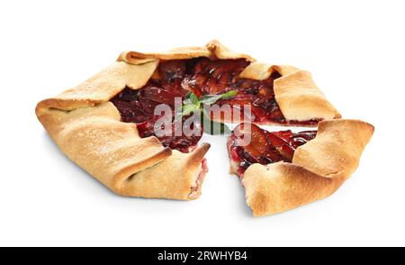 Délicieuse galette de prune avec de la menthe sur fond blanc Banque D'Images