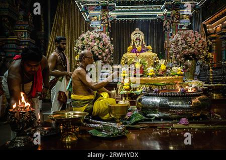 Bangkok, Bangkok, Thaïlande. 19 septembre 2023. Le 19 septembre 2023, les dévots hindous prient lors d'une cérémonie pour marquer le festival Ganesh Chaturthi au Sri Maha Mariamman Templein Bangkok, Thaïlande. Le Ganesh Chaturthi est un festival hindou pour commémorer la naissance du dieu hindou Seigneur Ganesh (image de crédit : © Wissarut Weerasopon/ZUMA Press Wire) À USAGE ÉDITORIAL SEULEMENT! Non destiné à UN USAGE commercial ! Banque D'Images