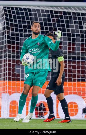 PARIS, FRANCE - SEPTEMBRE 19 : Torwart Gianluigi Donnarumma (Paris Saint-Germain) contrôle le ballon lors de l'UEFA Champions League 2023/2024 - Group Banque D'Images