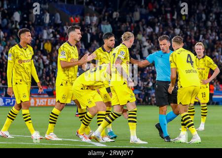 PARIS, FRANCE - SEPTEMBRE 19 : Marius Wolf (Borussia Dortmund), Nico Schlotterbeck (Borussia Dortmund) et l'arbitre Jesus Gil Manzano parlent pendant Banque D'Images