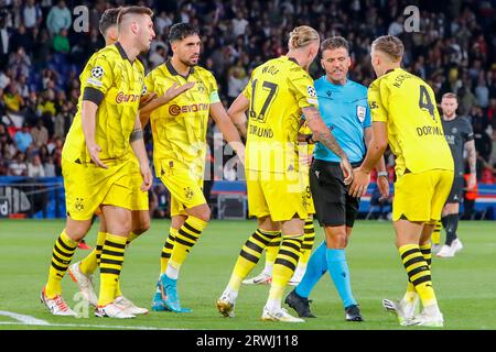 PARIS, FRANCE - SEPTEMBRE 19 : Marius Wolf (Borussia Dortmund), Nico Schlotterbeck (Borussia Dortmund) et l'arbitre Jesus Gil Manzano parlent pendant Banque D'Images