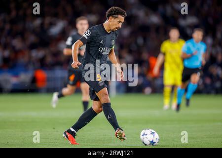PARIS, FRANCE - SEPTEMBRE 19 : Marquinhos (Paris Saint-Germain) contrôle le ballon lors du match UEFA Champions League 2023/2024 - Groupe F de Paris S. Banque D'Images