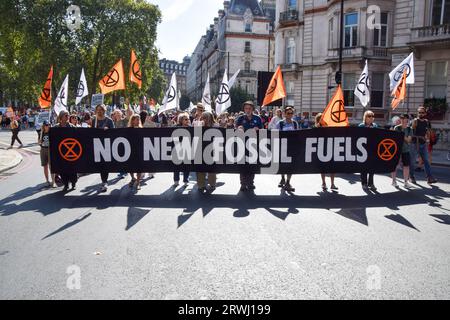 Londres, Royaume-Uni. 16 septembre 2023. Les manifestants brandissent une banderole indiquant « pas de nouveaux combustibles fossiles » lors de la marche à Victoria. Extinction les militants de la rébellion ont défilé à travers Westminster pour protester contre les nouveaux combustibles fossiles. Crédit : SOPA Images Limited/Alamy Live News Banque D'Images