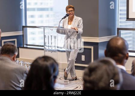 Los Angeles, États-Unis. 18 septembre 2023. Karen Bass, maire de Los Angeles, est maintenant présidente du conseil d'administration de LA Metro. Metro est le département des transports en commun DE LOS ANGELES. Elle a déclaré l'état d'urgence sur la crise des sans-abri de LOS ANGELES et les transports publics où vivent de nombreux sans-abri. Elle prend la parole lors d'un événement d'organisation de transport Move LA au City Club dans le centre-ville DE LOS ANGELES. 9/18/2023 LA, CA., USA (photo de Ted Soqui/SIPA USA) crédit : SIPA USA/Alamy Live News Banque D'Images