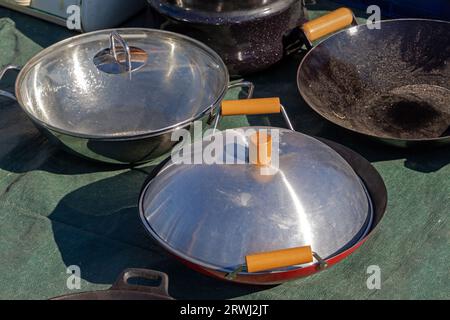 Plats de wok de cuisson en acier professionnels vendus sur le marché à l'extérieur Banque D'Images
