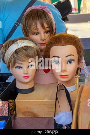 Têtes de mannequins femelles utilisées pour présenter des accessoires de mode vendus sur le marché aux puces Banque D'Images