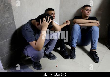 Jenin, ville de Jénine en Cisjordanie. 19 septembre 2023. Les gens pleurent les Palestiniens tués dans un raid israélien, dans un hôpital de la ville de Djénine en Cisjordanie, le 19 septembre 2023. Au moins trois Palestiniens ont été tués et 30 autres blessés dans un raid israélien impliquant une attaque de drone dans le camp de réfugiés de Djénine, en Cisjordanie occupée, mardi soir, selon les médias et des sources israéliennes et palestiniennes. Crédit : Ayman Nobani/Xinhua/Alamy Live News Banque D'Images