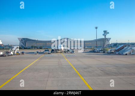 Francfort, Allemagne - 17 juillet 2014 : salle de maintenance et d'assemblage Lufthansa technik à l'aéroport interantional de Francfort. Banque D'Images