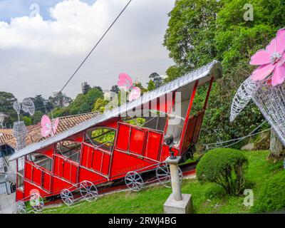 Le funiculaire de Bogota à la cathédrale de Montserrat dans la capitale colombienne est une attraction touristique, décorée pour noël Banque D'Images