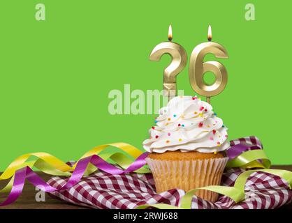 Gâteau d'anniversaire avec bougie point d'interrogation et numéro 6 - sur fond vert. Banque D'Images