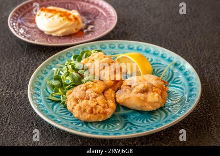 Portion de poulet frit japonais Karaage avec mayonnaise Banque D'Images