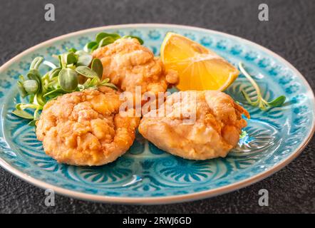 Portion de poulet frit japonais Karaage avec mayonnaise Banque D'Images