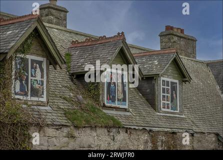 Écosse, Royaume-Uni - 8 mai 2023 - ancien bâtiment cassé avec des fenêtres peintes sur montrant la vie de famille à l'intérieur Banque D'Images