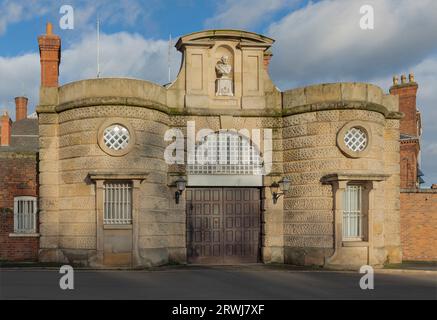 Shrewsbury, Shropshire, Royaume-Uni - 22 novembre 2022 - la façade unique de l'ancienne prison de Shrewsbury au soleil Banque D'Images