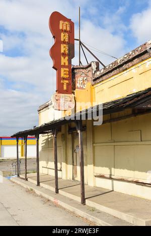 STANTON, CALIFORNIE - 17 SEPTEMBRE 2023 : Baumans Fabulous Market, construit en 1912 comme hôtel de ville, il est devenu un marché en 1921. Il se trouve maintenant abandonné mais rem Banque D'Images