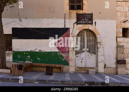 Bâtiment avec ce qui ressemblait à un drapeau Palenstine dans la partie inférieure de Maaloula, une ville chrétienne araméenne construite sur des montagnes escarpées en Syrie Banque D'Images