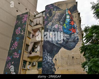 'Le rhinocéros et les Oxpeckers', peinture murale d'un rhinocéros noir géant par Ernesto Maranje 2017, à Beyrouth, Liban Banque D'Images