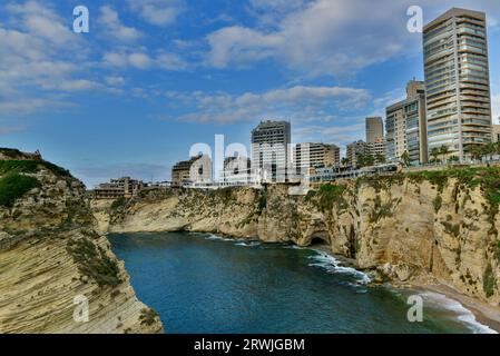 Blocs de bâtiments modernes, hôtels de luxe et cafés donnant sur les rochers Pigeon dans la Méditerranée, vu de El Delie - Rouche, Beyrouth, Liban Banque D'Images