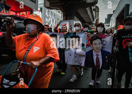 14 août 2023, Bangkok, Bangkok, Thaïlande : août, 14 2023. Les partisans thaïlandais de la démocratie et les partisans du chef du parti Move Forward et candidat au Premier ministre Pita Limjaroenrat brandissant la bougie et faisant le salut à trois doigts alors qu'ils protestent à Bangkok, en Thaïlande, des centaines de personnes se sont rassemblées pour condamner le parti Pheu Thai pour avoir formé un gouvernement de coalition avec des partis pro-junte, après que le parti a annoncé qu'il formerait un gouvernement de coalition qui n'inclut pas le vainqueur de l'élection du parti Move Forward. (Image de crédit : © Wissarut Weerasopon/ZUMA Press Wire) USAGE ÉDITORIAL SEULEMENT! Non Banque D'Images