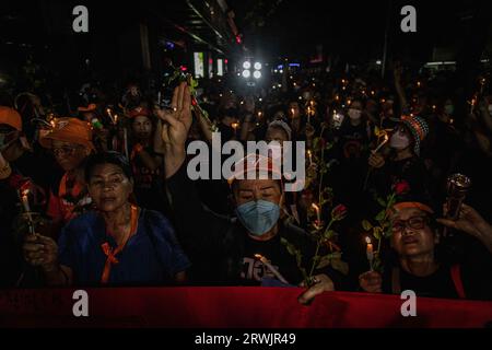 14 août 2023, Bangkok, Bangkok, Thaïlande : août, 14 2023. Les partisans thaïlandais de la démocratie et les partisans du chef du parti Move Forward et candidat au Premier ministre Pita Limjaroenrat brandissant la bougie et faisant le salut à trois doigts alors qu'ils protestent à Bangkok, en Thaïlande, des centaines de personnes se sont rassemblées pour condamner le parti Pheu Thai pour avoir formé un gouvernement de coalition avec des partis pro-junte, après que le parti a annoncé qu'il formerait un gouvernement de coalition qui n'inclut pas le vainqueur de l'élection du parti Move Forward. (Image de crédit : © Wissarut Weerasopon/ZUMA Press Wire) USAGE ÉDITORIAL SEULEMENT! Non Banque D'Images