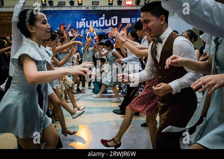 19 août 2023, Bangkok, Bangkok, Thaïlande : août, 19 2023, les gens dansent le swing lors d'une soirée de danse swing sur le thème vintage à la gare de Hua Lamphong à Bangkok. Des centaines d'amateurs de danse thaïlandaises et étrangères vêtus de costumes de style rétro ont transformé le hall des passagers de la gare centenaire de Bangkok en piste de danse d'une soirée de danse swing inspirée des années 1930 avec de la musique swing jazz visant à promouvoir les danses sociales. La soirée de danse swing est organisée par Bangkok Swing, une communauté de danseurs de swing locaux et étrangers. (Image de crédit : © Wissarut Weerasopon/ZUMA Press Wire) EDITEUR Banque D'Images