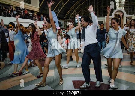 19 août 2023, Bangkok, Bangkok, Thaïlande : août, 19 2023, les gens dansent le swing lors d'une soirée de danse swing sur le thème vintage à la gare de Hua Lamphong à Bangkok. Des centaines d'amateurs de danse thaïlandaises et étrangères vêtus de costumes de style rétro ont transformé le hall des passagers de la gare centenaire de Bangkok en piste de danse d'une soirée de danse swing inspirée des années 1930 avec de la musique swing jazz visant à promouvoir les danses sociales. La soirée de danse swing est organisée par Bangkok Swing, une communauté de danseurs de swing locaux et étrangers. (Image de crédit : © Wissarut Weerasopon/ZUMA Press Wire) EDITEUR Banque D'Images