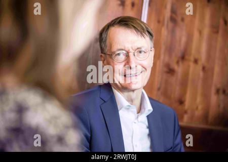 Munich, Bavière, Allemagne. 11 septembre 2023. Le ministre fédéral allemand de la Santé KARL LAUTERBACH a rejoint le chef du SPD bavarois FLORIAN von BRUNN à Munich, en Allemagne, lors de la campagne électorale du Landtag bavarois. (Image de crédit : © Sachelle Babbar/ZUMA Press Wire) USAGE ÉDITORIAL SEULEMENT! Non destiné à UN USAGE commercial ! Banque D'Images