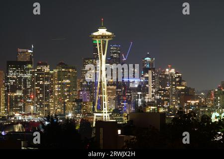 Seattle, Washington, États-Unis. 16 septembre 2023. La vue générale de la Skyline à Seattle la nuit. Seattle est la ville la plus populaire de l'état de Washington, cette ville absorbe de grandes quantités de touristes à visiter. La Skyline de Seattle la nuit est charmante. Les gratte-ciel et la Space Needle, le point de repère de Seattle sont illuminés la nuit. (Image de crédit : © Michael Ho Wai Lee/SOPA Images via ZUMA Press Wire) USAGE ÉDITORIAL SEULEMENT! Non destiné à UN USAGE commercial ! Banque D'Images