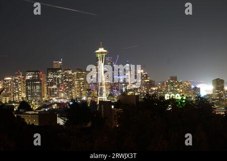 Seattle, Washington, États-Unis. 16 septembre 2023. La vue générale de la Skyline à Seattle la nuit. Seattle est la ville la plus populaire de l'état de Washington, cette ville absorbe de grandes quantités de touristes à visiter. La Skyline de Seattle la nuit est charmante. Les gratte-ciel et la Space Needle, le point de repère de Seattle sont illuminés la nuit. (Image de crédit : © Michael Ho Wai Lee/SOPA Images via ZUMA Press Wire) USAGE ÉDITORIAL SEULEMENT! Non destiné à UN USAGE commercial ! Banque D'Images