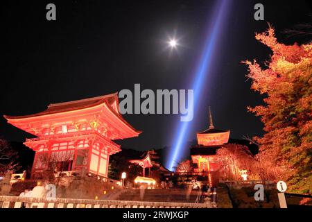 Temple Kiyomizu-dera illuminé en feuilles d'automne Banque D'Images
