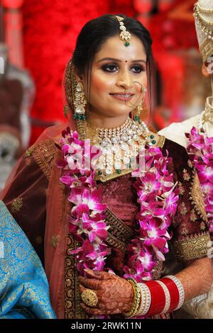 Portrait de mariée indienne avec beau sourire sur le visage Banque D'Images