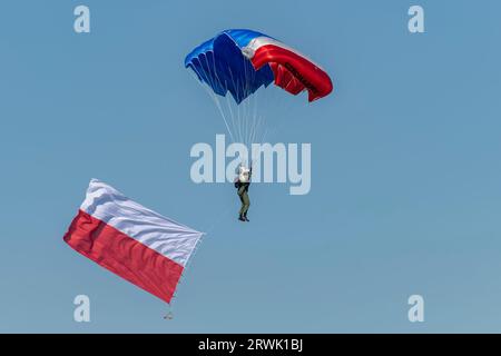 Parachutistes des forces armées tchèques aux Journées de l’OTAN 2023 à Ostrava, République tchèque Banque D'Images