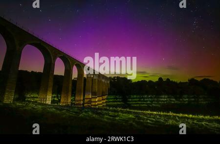 18 septembre 2023. Les aurores boréales, ou aurores boréales, étaient en vue ce soir alors qu'elles éclairent le ciel sur une grande partie du Royaume-Uni. La photo montre la scène au Leaderfoot Viaduc dans les Scottish Borders, avec les verts et les violets visibles dans le ciel au-dessus, capturés en utilisant une longue exposition. Le viaduc Leaderfoot, également connu sous le nom de viaduc de Drygrange, a été ouvert le 16 novembre 1863 pour transporter le chemin de fer Berwickshire, qui reliait Reston à St Boswells, via Duns et Greenlaw. Les ingénieurs du chemin de fer étaient Charles Jopp et Wylie & Peddie. Le chemin de fer a été gravement endommagé par Banque D'Images