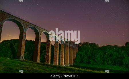 Leaderfoot Viaduc, près de Melrose, Scottish Borders. Une vue nocturne des arches du viaduc Leaderfoot, qui transportait des trains sur la rivière Tweed et est un point de repère des Scottish Borders. Le viaduc Leaderfoot, également connu sous le nom de viaduc de Drygrange, a été ouvert le 16 novembre 1863 pour transporter le chemin de fer Berwickshire, qui reliait Reston à St Boswells, via Duns et Greenlaw. Les ingénieurs du chemin de fer étaient Charles Jopp et Wylie & Peddie. Le chemin de fer a été gravement endommagé par les inondations en août 1948, avec 7 ponts défaillants et la ligne fermée au trafic de passagers Banque D'Images