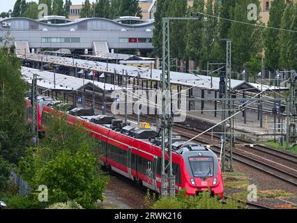 Potsdam, Allemagne. 18 septembre 2023. Un train régional de la Deutsche Bahn vient de la gare principale en direction de Griebnitzsee. Crédit : Soeren Stache/dpa/Alamy Live News Banque D'Images