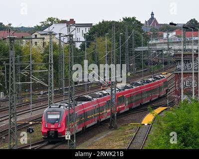 Potsdam, Allemagne. 18 septembre 2023. Un train régional de la Deutsche Bahn vient de la gare principale en direction de Griebnitzsee. Crédit : Soeren Stache/dpa/Alamy Live News Banque D'Images