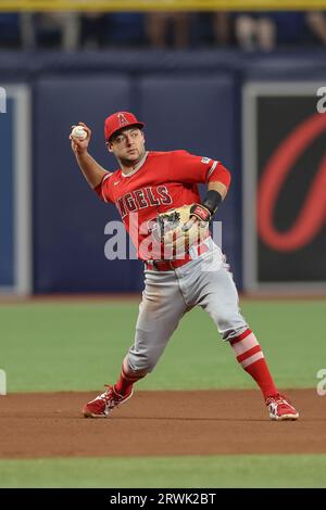 St. Petersburg, FL USA ; Los Angeles Angels court-circuitent David Fletcher (22) terrains et lance à la première place pour l'Out lors d'un match de MLB contre le Tampa B. Banque D'Images