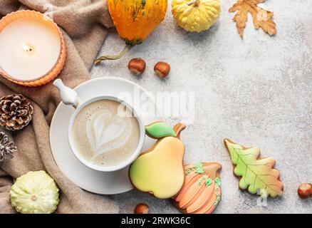 Biscuits maison multicolores d'automne et tasse de café sur fond de béton. Banque D'Images