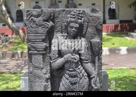 La statue de Tribangga est une posture debout utilisée dans l'art traditionnel indien dans l'hindouisme, située dans le Musée Sonobudoyo. Yogyakarta, Indonésie - 21 01 Banque D'Images