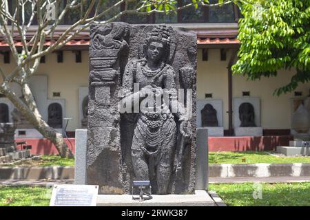 La statue de Tribangga est une posture debout utilisée dans l'art traditionnel indien dans l'hindouisme, située dans le Musée Sonobudoyo. Yogyakarta, Indonésie - 21 01 Banque D'Images