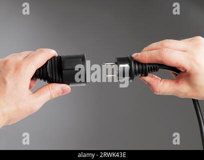 L'homme de la connexion d'un cordon d'extension blindés Banque D'Images
