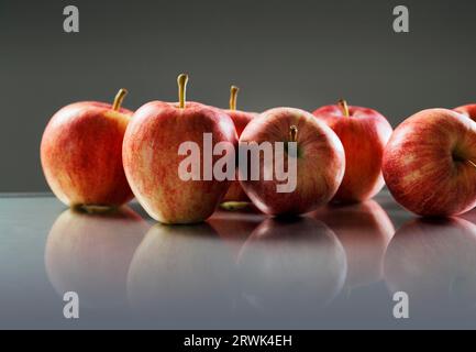 Pommes rouges sur surface réfléchissante Banque D'Images