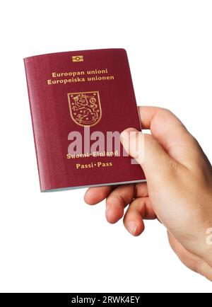 Une main tenant un nouveau passeport biométrique finlandais Banque D'Images