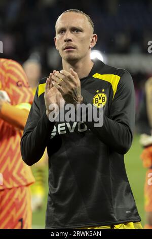 Marius Wolf de Dortmund salue les supporters après le match de football UEFA Champions League, Groupe F entre le Paris Saint-Germain (PSG) et le Borussia Dortmund le 19 septembre 2023 au Parc des Princes à Paris, France Banque D'Images