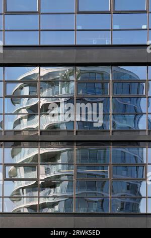 Bâtiment reflété dans la façade de fenêtre d'un autre bâtiment Banque D'Images