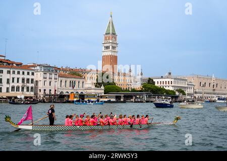 Venise, Italie - 3 septembre 2023 : des navires historiques ouvrent la Regata Storica, l'événement principal du calendrier annuel d'aviron 'Voga alla Veneta', sur Septe Banque D'Images