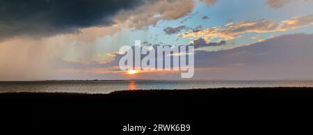 Avant d'orage au coucher du soleil, vue panoramique à l'Achterwasser, Loddin, île d'Usedom Banque D'Images