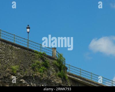 Balustrade avec lampe sur un rocher au Palais de Justice à Luxembourg, détail Banque D'Images