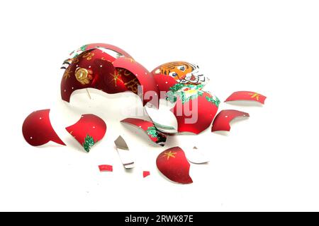 Boule de noël rouge écrasée isolée sur fond blanc Banque D'Images