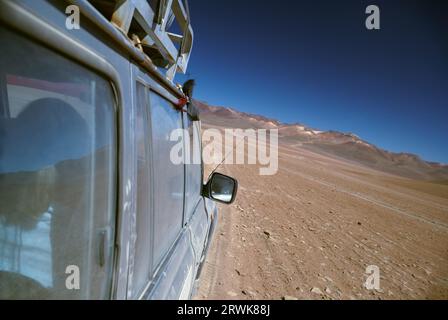 Véhicule hors route traversant le désert bolivien près de Salar de Uyuni Banque D'Images